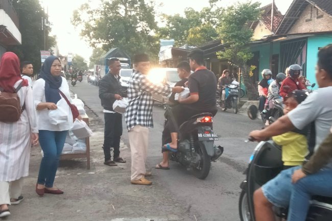 PEMBAGIAN TAKJIL GRATIS OLEH JAJARAN ASN DI KECAMATAN KARANGANOM