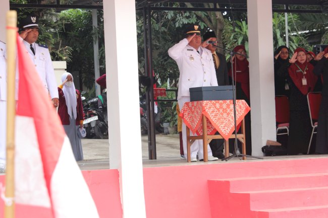 Khidmat dan Penuh Makna, Camat Karanganom Pimpin Upacara Detik-Detik Proklamasi di Lapangan Merdeka Karanganom