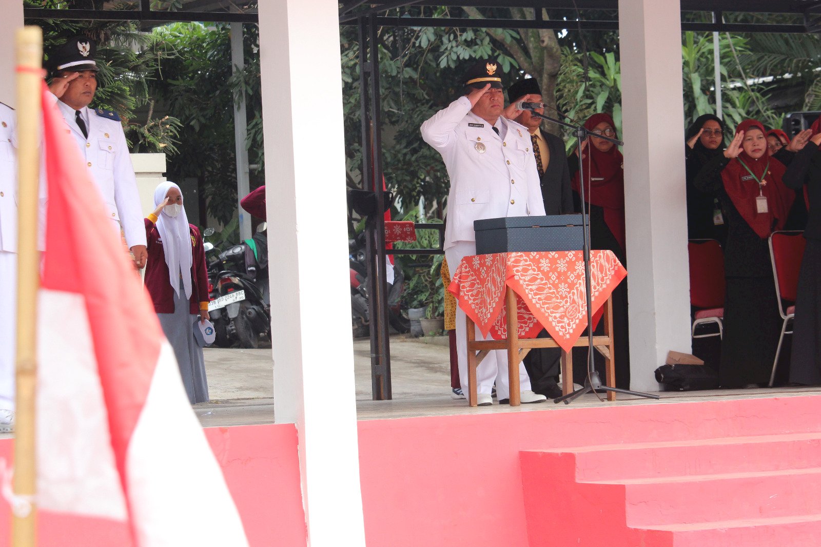Khidmat dan Penuh Makna, Camat Karanganom Pimpin Upacara Detik-Detik Proklamasi di Lapangan Merdeka Karanganom